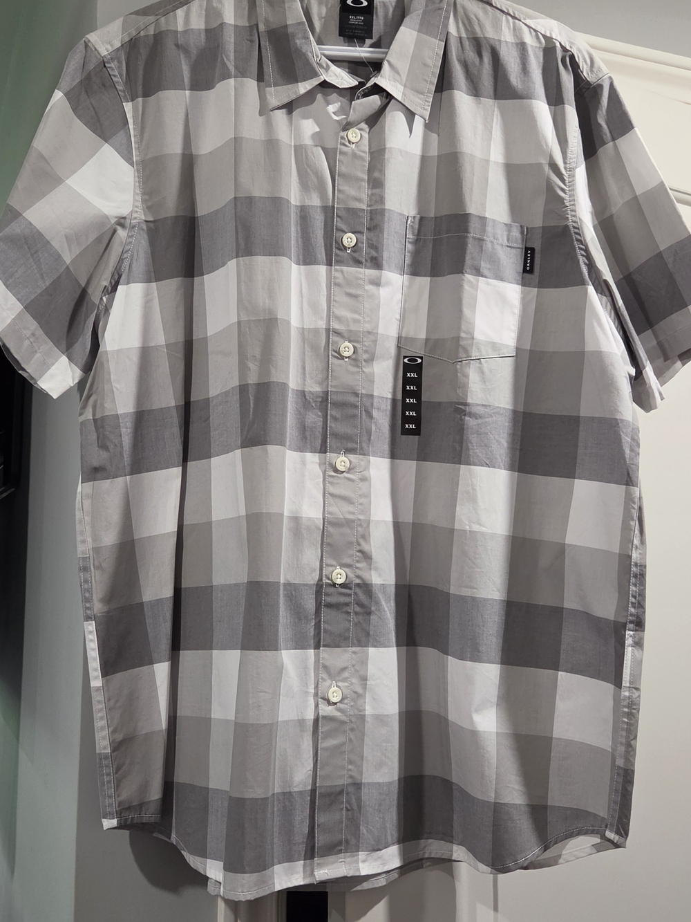 Oakley Men’s Short Sleeve Button-Down Shirt in Gray and White Plaid